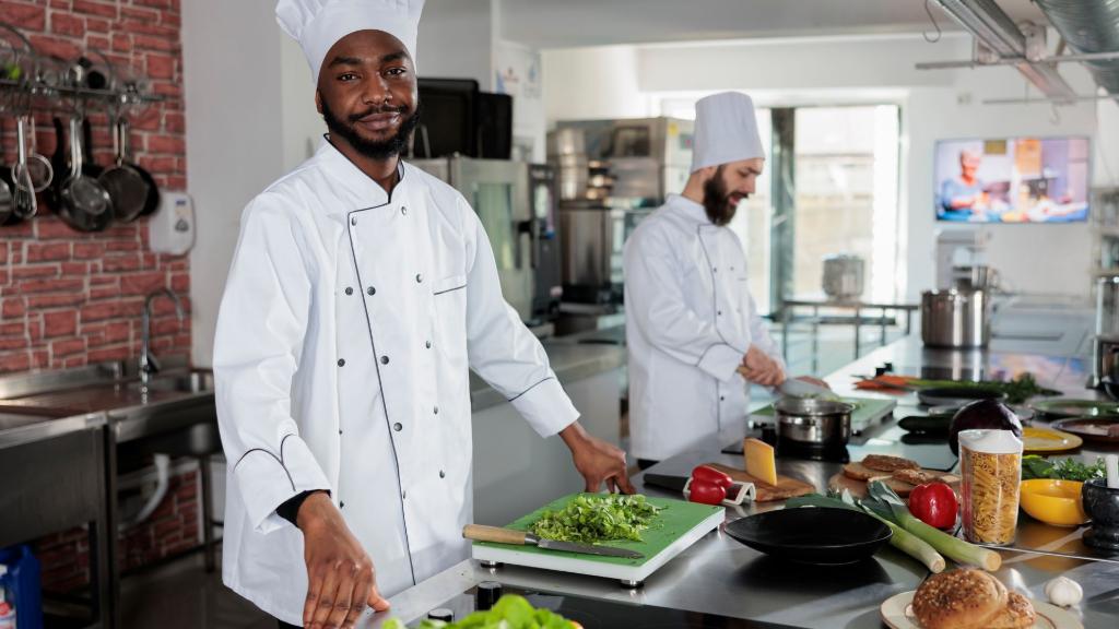 Deux commis de cuisine prépare des ingrédients dans une cuisine
