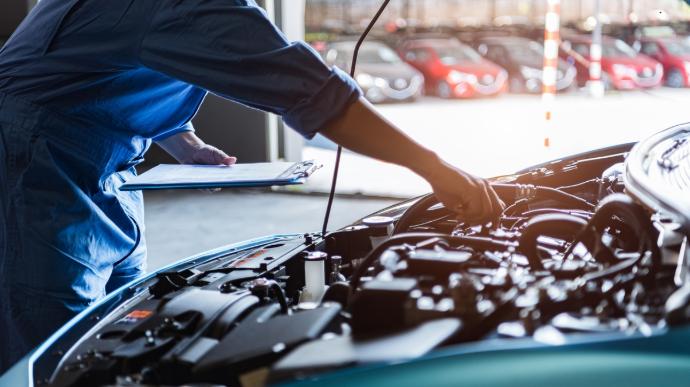 Un Technicien Électromécanicien Automobile effectue le diagnostique d'un véhicule.
